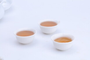 三只白瓷茶杯盛茶汤