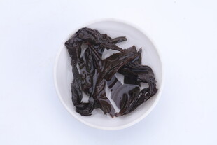 白盘盛放的干制茶叶