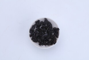 碗中黑色茶叶特写