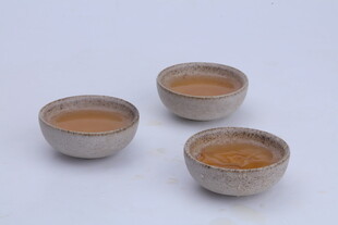 三只陶制茶杯
