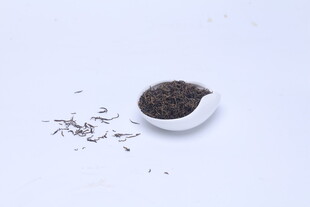 白瓷碗中的散装茶叶