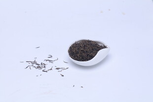 白色器皿中的黑色茶叶