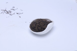 白色小碗盛着黑色茶叶