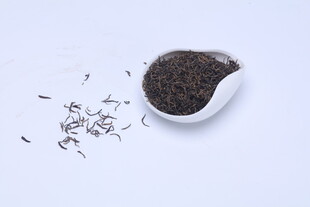 白勺盛放的散装黑茶叶