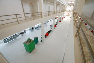 现代化宽敞的工业生产走廊