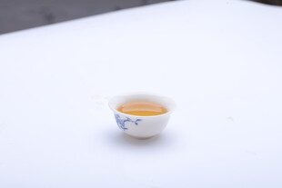 精致白瓷茶杯中的茶汤