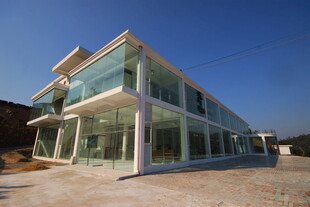 现代玻璃建筑外观展示