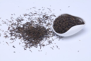 白勺盛放散状深色茶叶