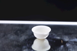 素雅白瓷杯