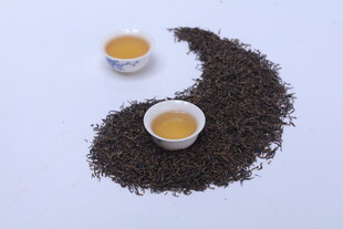 阴阳造型的茶与茶杯