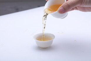 手倾茶杯倒茶瞬间