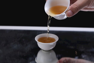 手倾茶汤入杯瞬间