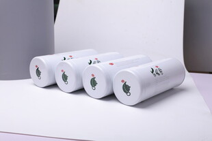 白色卷状物品整齐摆放