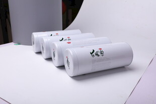 四卷白色物品整齐摆放