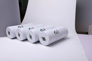 四卷白色打印纸整齐摆放