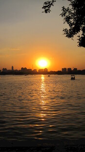 夕阳下的宁静湖面美景