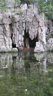 水中嶙峋怪石景观