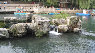 河畔嶙峋怪石与悠悠小船