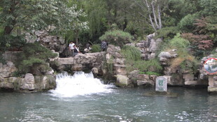 山间溪流小瀑布景观