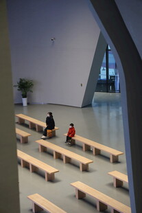 室内长椅区域的休憩场景