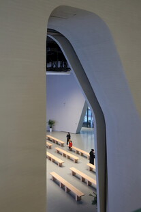 现代弧形建筑内景空间