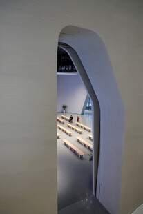 拱形门洞内的室内景象