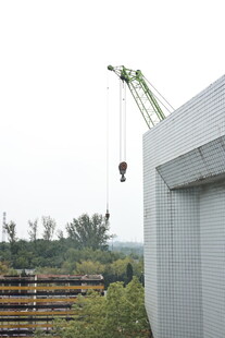 建筑施工场景中的起重吊车