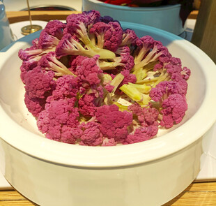 紫色花椰菜盛于白色容器中