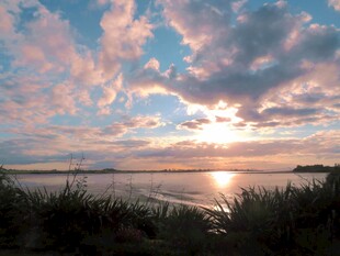 海边日落时分的美丽天空