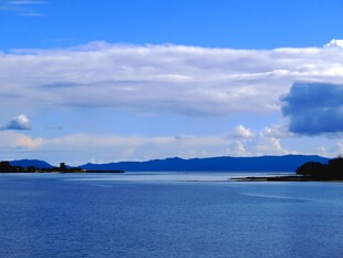 宁静海滨与山峦风景