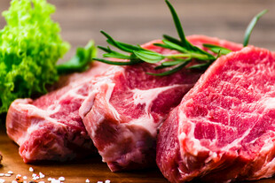 切板上的新鲜生猪肉