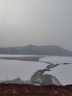 冬日冰封河岸景观