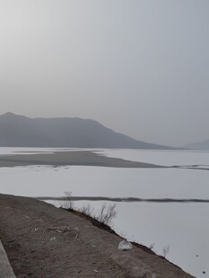 冬日冰封湖泊景观