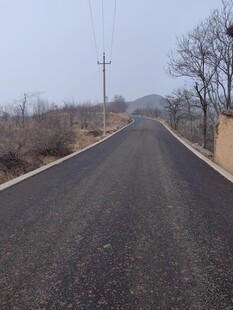 空旷乡间柏油路