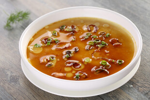 美味滋补的菌菇热汤