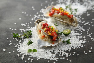 精致海鲜料理摆盘展示