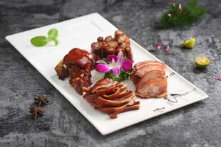 精致摆盘的美味酱卤拼盘