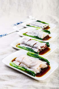 美味肠粉摆放在精致盘中