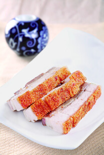 香煎叉烧切片摆于盘中