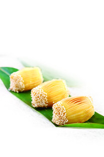 玉米粽摆放在绿叶上