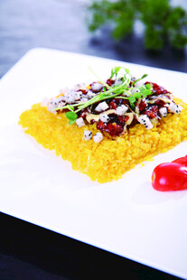 黄金炒饭配香葱与红椒