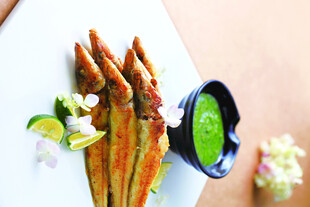 香炸小鱼配特色蘸酱