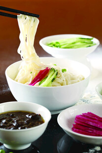 美味面食搭配多样小菜