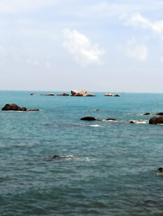 碧海礁石的美丽海景
