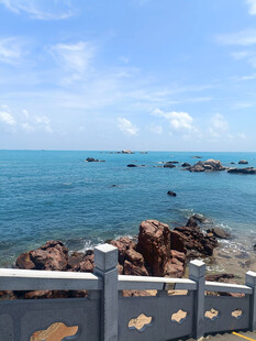 海边护栏旁的蔚蓝海景