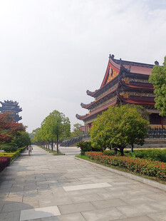 中式古建筑旁的宽阔步道