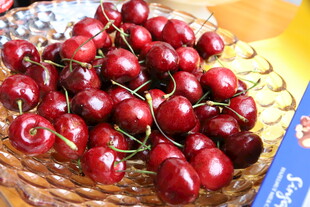 晶莹樱桃盛于精美玻璃碗