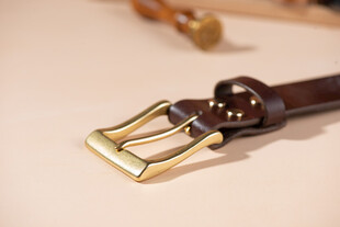 复古金属扣棕色皮带特写