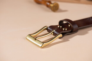 复古风棕色皮带金属扣