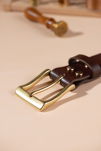 精致金属扣棕色皮带